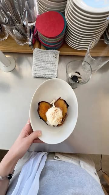 수플레와 타르트가 담긴 디저트 접시