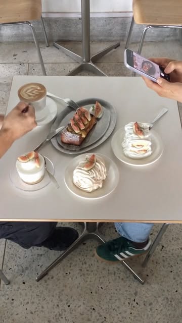 테이블 위에 늘어놓은 조각 케이크들